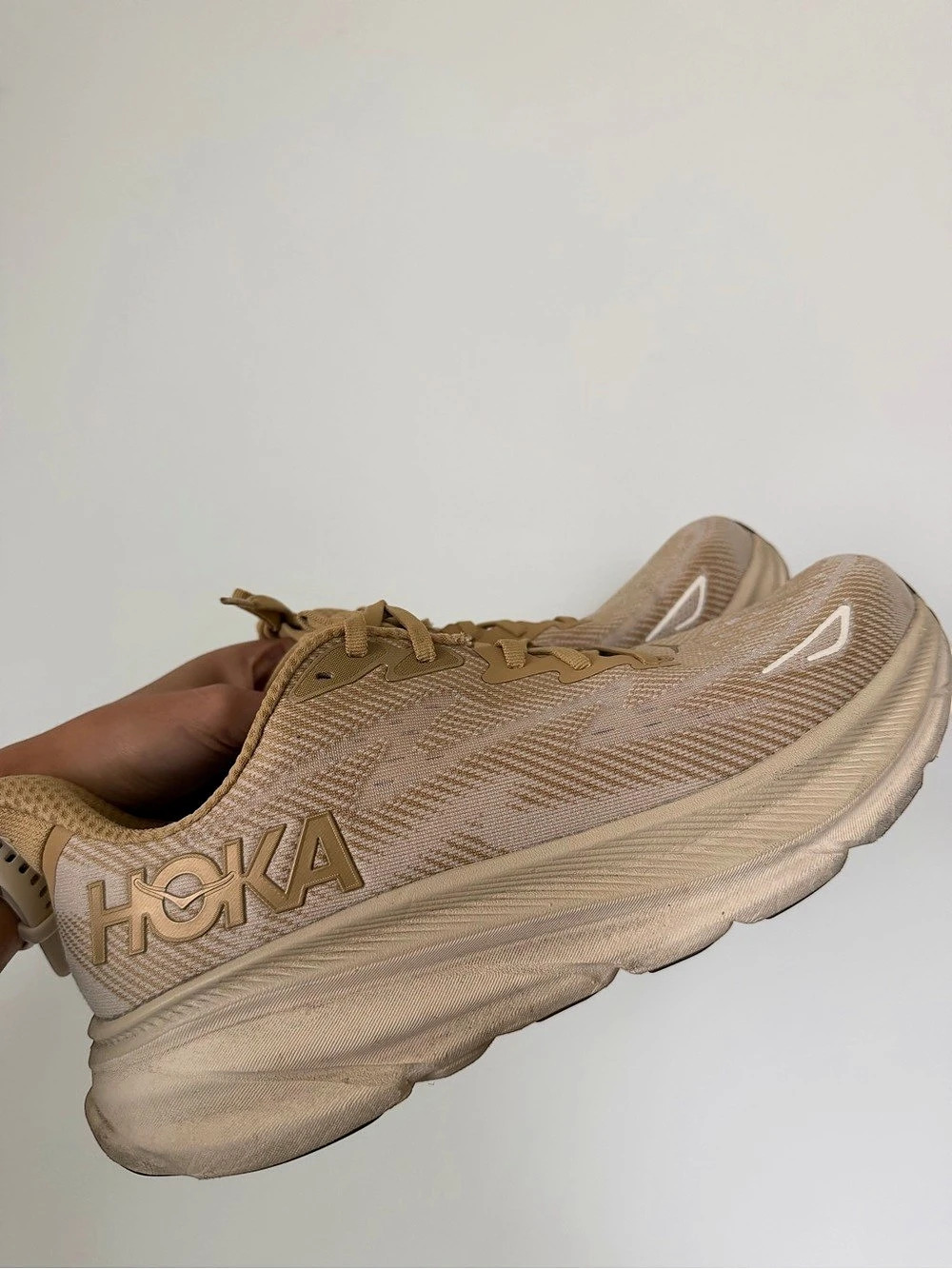 Men’s Size 10.5D Hoka Clifton 9 - Wheat / Shifting Sand